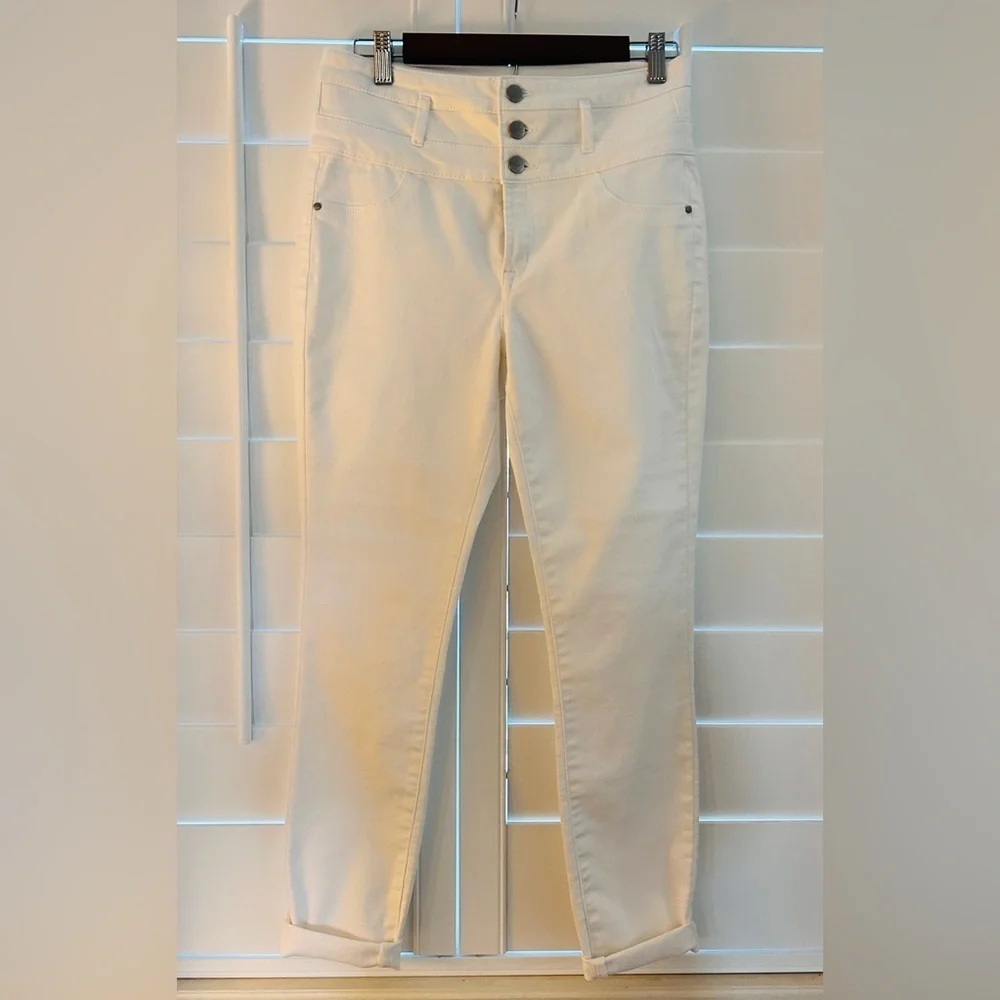 Size 8 • Refuge High-Rise White Skinny Jeans – Triple Button Detail - Picture 3 of 7